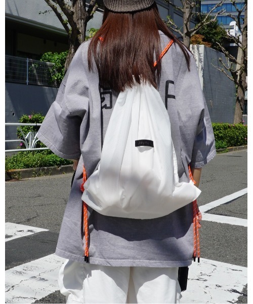 Jayne K(ジェーンケー)の「【Jayne K/ジェーン ケー】Y2Kスタイルシンプルシルエットシアーカラーナイロンナップザック(バックパック/リュック・レディース・ホワイト/ライム/ブルー/ライトグリーン/オレンジ/ライトブルー/オリーブ・FREE)」の7枚目の写真