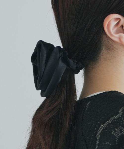 kiehtova（キエトヴァ）の「【kiehtova】ROSE SHUSHU / M　ローズ シュシュ M（シュシュ・レディース・ブラック/ベージュ・FREE）」の2枚目の写真