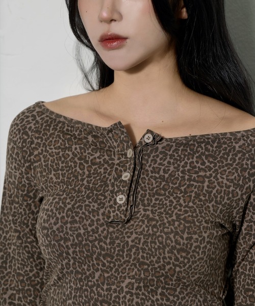 FOLLOWIN(フォロウィン)の「レオパード袖シャーリングボタンクロップT(Tシャツ/カットソー・レディース・ブラック/ブラウン・FREE)」の4枚目の写真