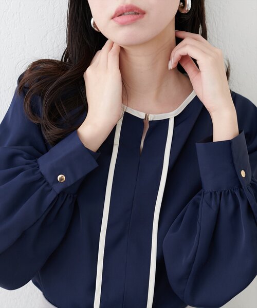 natural couture（ナチュラルクチュール）の「メタルホック付き配色パイピングブラウス（シャツ/ブラウス・レディース・ピンク/ネイビー/イエロー系その他/アイボリー/グレー・FREE）」の3枚目の写真