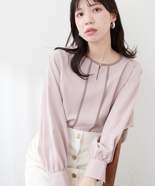 natural couture（ナチュラルクチュール）の「メタルホック付き配色パイピングブラウス（シャツ/ブラウス・レディース・ピンク/ネイビー/イエロー系その他/アイボリー/グレー・FREE）」の5枚目の写真