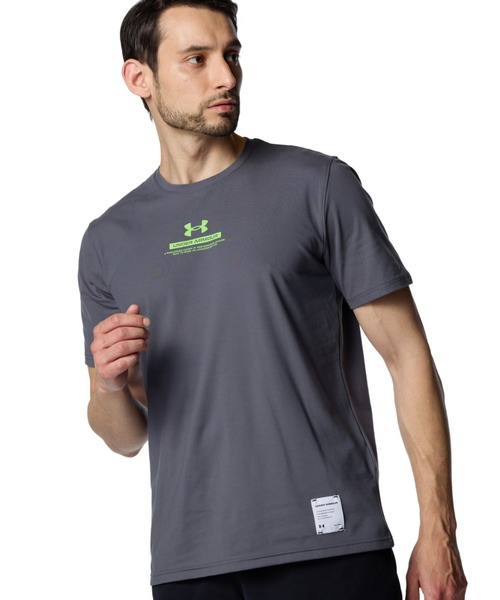 UNDER ARMOUR（アンダーアーマー）の「【別注】アンダーアーマー  UAモチベート グラフィック ショートスリーブ Tシャツ 限定コラボ（Tシャツ/カットソー・メンズ・ブルー/グリーン/ダークグレー・S/M/L/3L/LL）」の2枚目の写真