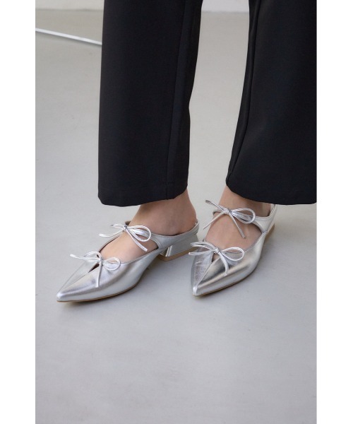 AZUL by moussy（アズールバイマウジー）の「リボンベルトポインテッドパンプス（パンプス・レディース・ブラック/シルバー・SMALL/MEDIUM/LARGE）」の4枚目の写真
