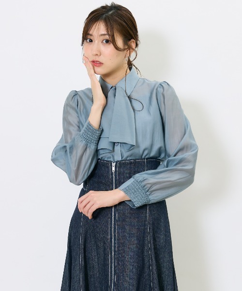 AND COUTURE（アンドクチュール）の「リボンタイ付きオーガンジーシャツ（シャツ/ブラウス・レディース・ベージュ/ブルー/オフホワイト・FREE）」の3枚目の写真