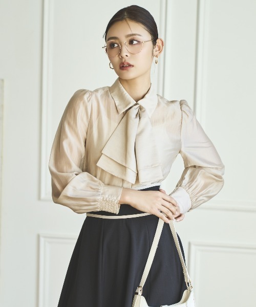 AND COUTURE（アンドクチュール）の「リボンタイ付きオーガンジーシャツ（シャツ/ブラウス・レディース・ベージュ/ブルー/オフホワイト・FREE）」の4枚目の写真