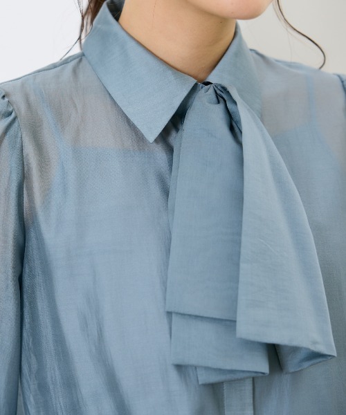 AND COUTURE（アンドクチュール）の「リボンタイ付きオーガンジーシャツ（シャツ/ブラウス・レディース・ベージュ/ブルー/オフホワイト・FREE）」の9枚目の写真