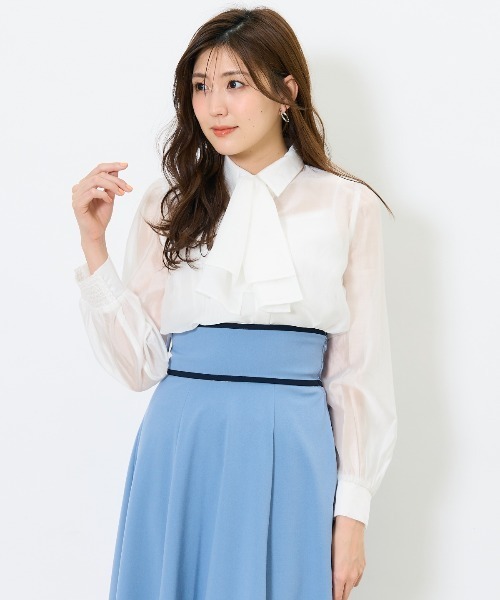 AND COUTURE（アンドクチュール）の「リボンタイ付きオーガンジーシャツ（シャツ/ブラウス・レディース・ベージュ/ブルー/オフホワイト・FREE）」の12枚目の写真