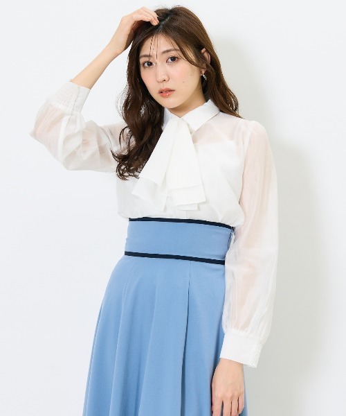 AND COUTURE（アンドクチュール）の「リボンタイ付きオーガンジーシャツ（シャツ/ブラウス・レディース・ベージュ/ブルー/オフホワイト・FREE）」の13枚目の写真
