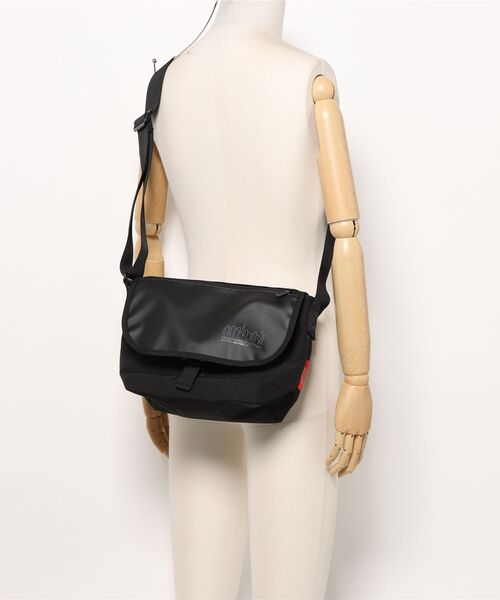 Manhattan Portage（マンハッタンポーテージ）の「Manhattan Portage/マンハッタンポーテージ ショルダーバック Pacific Nylon Messenger Bag JR Flap Zipper Pocket W/ Divider MP1605JRFZDHPWP（ショルダーバッグ・メンズ・ブラック・FREE）」の2枚目の写真