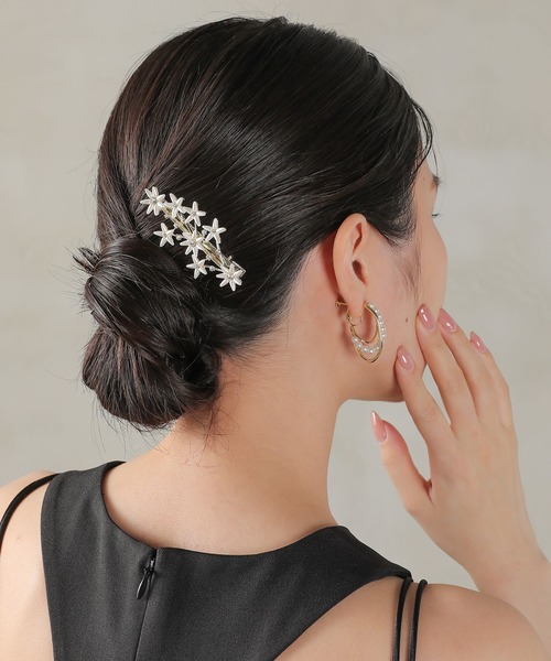 Kana（カナ）の「フラワーモチーフ ビジュー ヘアクリップ パーティー 結婚式 お呼ばれ オケージョン（バレッタ/ヘアクリップ・レディース・アイボリー・フリー）」の2枚目の写真