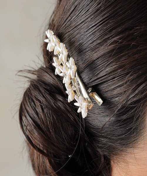 Kana（カナ）の「フラワーモチーフ ビジュー ヘアクリップ パーティー 結婚式 お呼ばれ オケージョン（バレッタ/ヘアクリップ・レディース・アイボリー・フリー）」の5枚目の写真