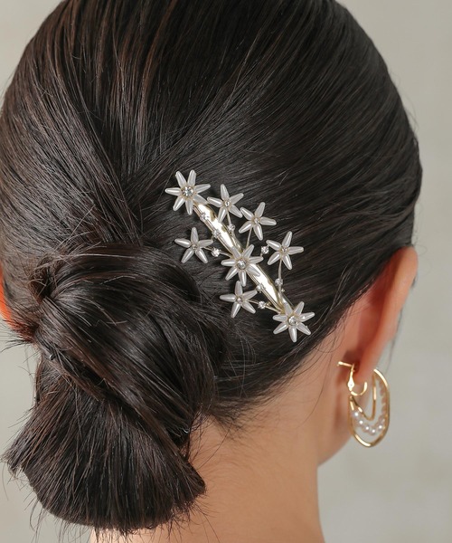 Kana（カナ）の「フラワーモチーフ ビジュー ヘアクリップ パーティー 結婚式 お呼ばれ オケージョン（バレッタ/ヘアクリップ・レディース・アイボリー・フリー）」の4枚目の写真