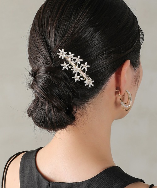 Kana（カナ）の「フラワーモチーフ ビジュー ヘアクリップ パーティー 結婚式 お呼ばれ オケージョン（バレッタ/ヘアクリップ・レディース・アイボリー・フリー）」の3枚目の写真
