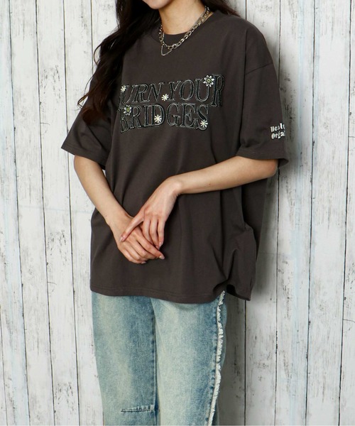 GORGE(ゴージ)の「《デニムロゴ×花刺繍》レディース 半袖Tシャツ ビッグシルエット ゆるT 春夏秋(Tシャツ/カットソー・レディース・ボルドー/スミクロ/オフホワイト・F)」の7枚目の写真