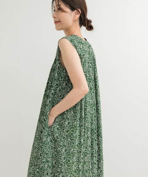 URBAN RESEARCH DOORS(アーバンリサーチドアーズ)の「小花柄ノースリーブワンピース(ワンピース・レディース・ブラック/グリーン・MEDIUM)」の10枚目の写真