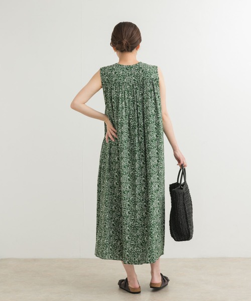 URBAN RESEARCH DOORS(アーバンリサーチドアーズ)の「小花柄ノースリーブワンピース(ワンピース・レディース・ブラック/グリーン・MEDIUM)」の15枚目の写真