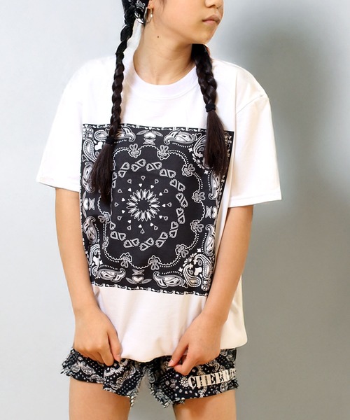 CHEER(チアー)の「ペイズリーバンダナ柄BIGTEE(Tシャツ/カットソー・レディース・ホワイト/ブラック・S/M/L)」の2枚目の写真