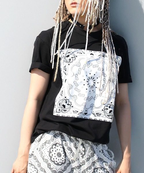 CHEER(チアー)の「ペイズリーバンダナ柄BIGTEE(Tシャツ/カットソー・レディース・ホワイト/ブラック・S/M/L)」の1枚目の写真