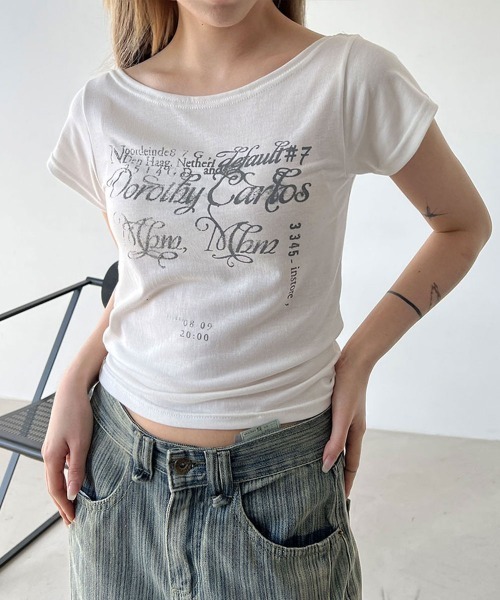 4INT.(フォイント)の「レタリング プリント ボートネック オフショルダー クロップド 半袖 Tシャツ(Tシャツ/カットソー・レディース・ブラック/ベージュ/ホワイト・FREE)」の2枚目の写真