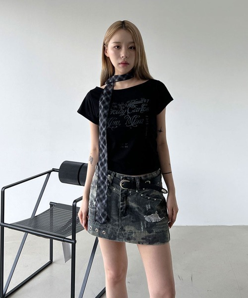 4INT.(フォイント)の「レタリング プリント ボートネック オフショルダー クロップド 半袖 Tシャツ(Tシャツ/カットソー・レディース・ブラック/ベージュ/ホワイト・FREE)」の4枚目の写真