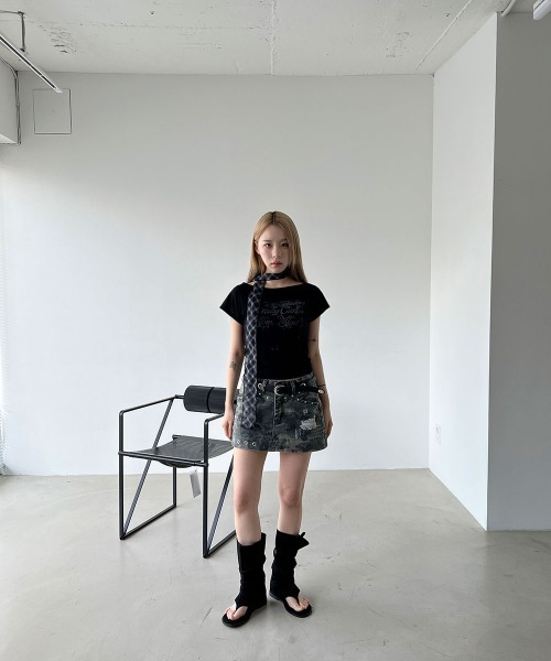 4INT.(フォイント)の「レタリング プリント ボートネック オフショルダー クロップド 半袖 Tシャツ(Tシャツ/カットソー・レディース・ブラック/ベージュ/ホワイト・FREE)」の8枚目の写真