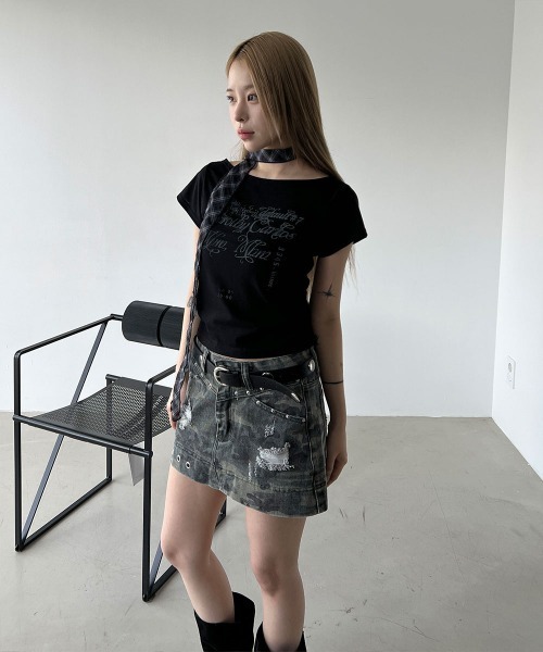 4INT.(フォイント)の「レタリング プリント ボートネック オフショルダー クロップド 半袖 Tシャツ(Tシャツ/カットソー・レディース・ブラック/ベージュ/ホワイト・FREE)」の9枚目の写真