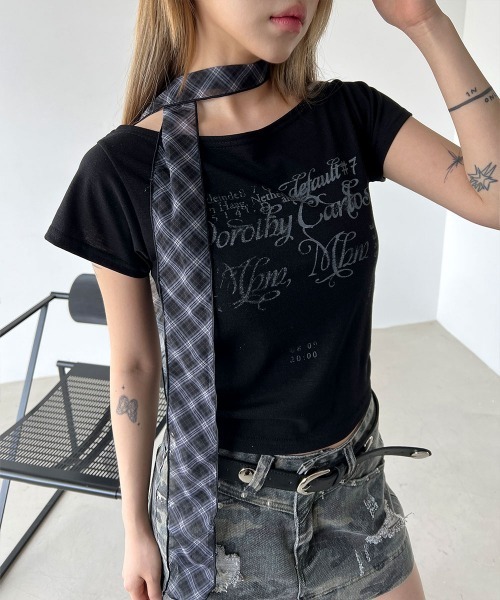 4INT.(フォイント)の「レタリング プリント ボートネック オフショルダー クロップド 半袖 Tシャツ(Tシャツ/カットソー・レディース・ブラック/ベージュ/ホワイト・FREE)」の10枚目の写真