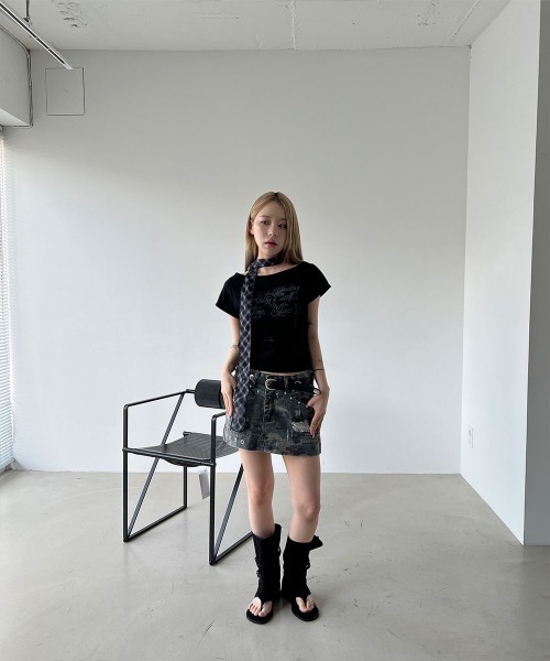 4INT.(フォイント)の「レタリング プリント ボートネック オフショルダー クロップド 半袖 Tシャツ(Tシャツ/カットソー・レディース・ブラック/ベージュ/ホワイト・FREE)」の12枚目の写真