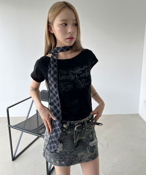 4INT.(フォイント)の「レタリング プリント ボートネック オフショルダー クロップド 半袖 Tシャツ(Tシャツ/カットソー・レディース・ブラック/ベージュ/ホワイト・FREE)」の14枚目の写真