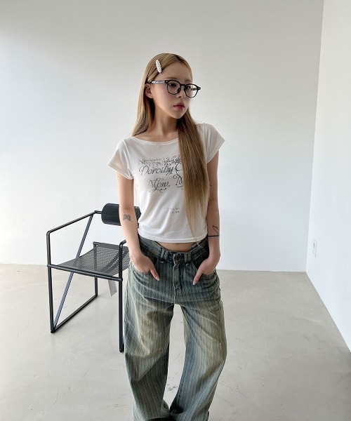 4INT.(フォイント)の「レタリング プリント ボートネック オフショルダー クロップド 半袖 Tシャツ(Tシャツ/カットソー・レディース・ブラック/ベージュ/ホワイト・FREE)」の16枚目の写真