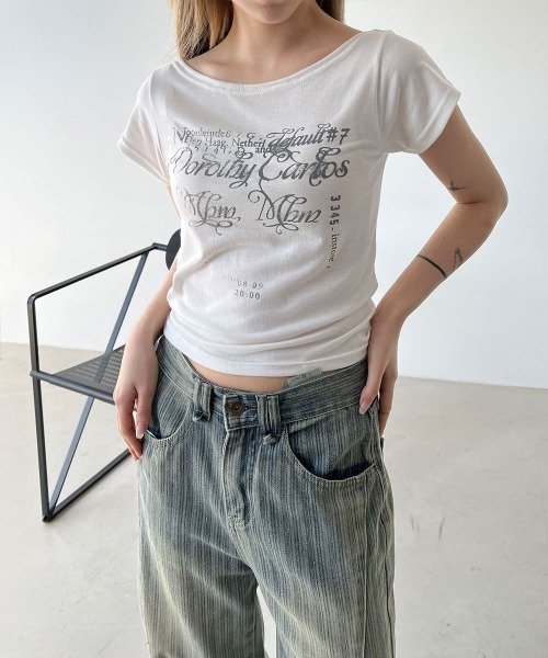 4INT.(フォイント)の「レタリング プリント ボートネック オフショルダー クロップド 半袖 Tシャツ(Tシャツ/カットソー・レディース・ブラック/ベージュ/ホワイト・FREE)」の20枚目の写真