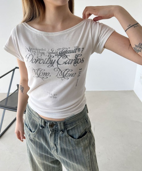 4INT.(フォイント)の「レタリング プリント ボートネック オフショルダー クロップド 半袖 Tシャツ(Tシャツ/カットソー・レディース・ブラック/ベージュ/ホワイト・FREE)」の21枚目の写真