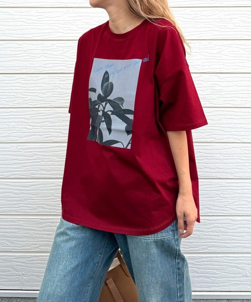 Q(キュー)の「ドライタッチプラントフォトT(Tシャツ/カットソー・レディース・ホワイト/バーガンディー・MEDIUM)」の7枚目の写真