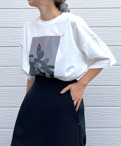 Q(キュー)の「ドライタッチプラントフォトT(Tシャツ/カットソー・レディース・ホワイト/バーガンディー・MEDIUM)」の10枚目の写真