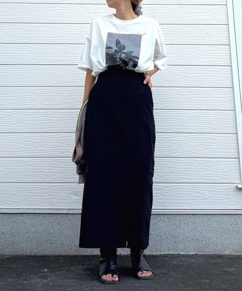 Q(キュー)の「ドライタッチプラントフォトT(Tシャツ/カットソー・レディース・ホワイト/バーガンディー・MEDIUM)」の12枚目の写真