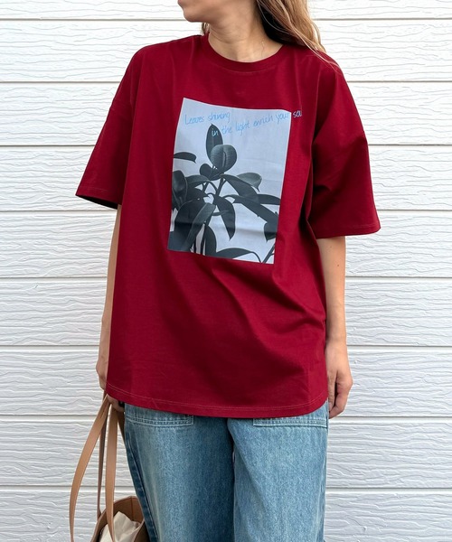 Q(キュー)の「ドライタッチプラントフォトT(Tシャツ/カットソー・レディース・ホワイト/バーガンディー・MEDIUM)」の14枚目の写真
