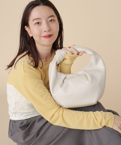 LEPSIM（レプシィム）の「結びレザーバッグ　204453（ハンドバッグ・レディース・ブラック/アイボリー・ONE SIZE）」の2枚目の写真