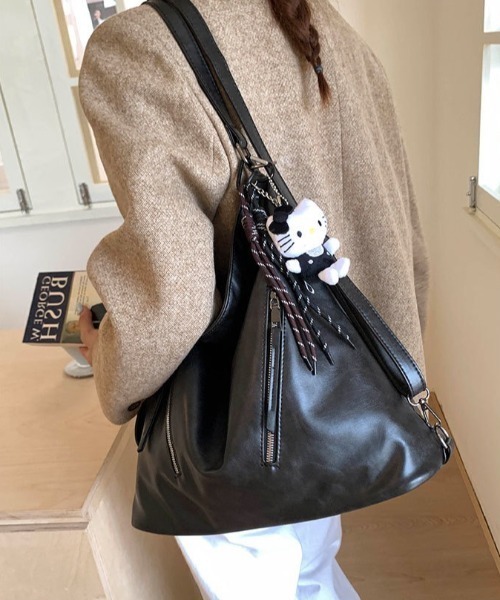 yuue' ( wear )(ユーイ)の「2WAYファスナーショルダーバッグ/リュック/A4サイズ対応(ショルダーバッグ・レディース・ダークブラウン/ブラック・FREE)」の5枚目の写真