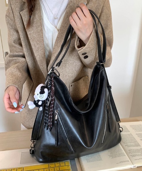 yuue' ( wear )(ユーイ)の「2WAYファスナーショルダーバッグ/リュック/A4サイズ対応(ショルダーバッグ・レディース・ダークブラウン/ブラック・FREE)」の4枚目の写真