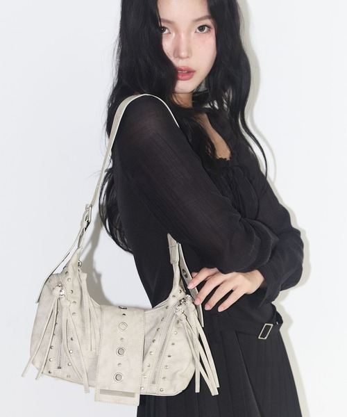 ILLIGO(イリゴ)の「【日本未発売/WEB限定】ILLIGO(イリゴ)/ヴィンテージ アイレット スタッズ ショルダーバッグ/RIFF EYELET SHOULDER BAG(ショルダーバッグ・レディース・ブラック/ベージュ/グレー・FREE)」の11枚目の写真