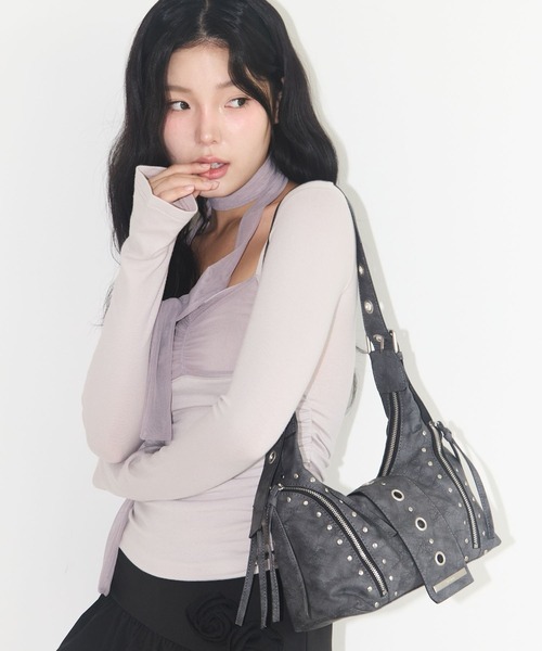 ILLIGO(イリゴ)の「【日本未発売/WEB限定】ILLIGO(イリゴ)/ヴィンテージ アイレット スタッズ ショルダーバッグ/RIFF EYELET SHOULDER BAG(ショルダーバッグ・レディース・ブラック/ベージュ/グレー・FREE)」の4枚目の写真