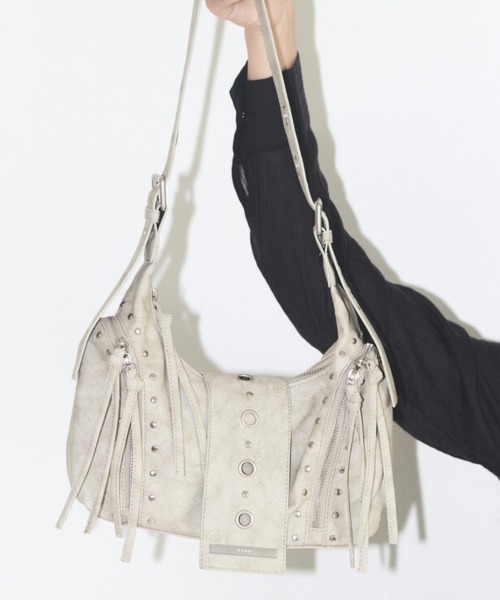 ILLIGO(イリゴ)の「【日本未発売/WEB限定】ILLIGO(イリゴ)/ヴィンテージ アイレット スタッズ ショルダーバッグ/RIFF EYELET SHOULDER BAG(ショルダーバッグ・レディース・ブラック/ベージュ/グレー・FREE)」の13枚目の写真
