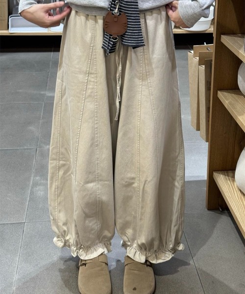 SHOUYO(ショウヨウ)の「裾フリルワイドパンツ/ダークグレー・ダークブラウン・ベージュ(その他パンツ・レディース・ダークグレー/ベージュ/ダークブラウン・M)」の1枚目の写真