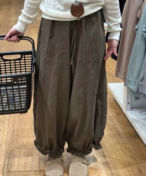 SHOUYO(ショウヨウ)の「裾フリルワイドパンツ/ダークグレー・ダークブラウン・ベージュ(その他パンツ・レディース・ダークグレー/ベージュ/ダークブラウン・M)」の10枚目の写真