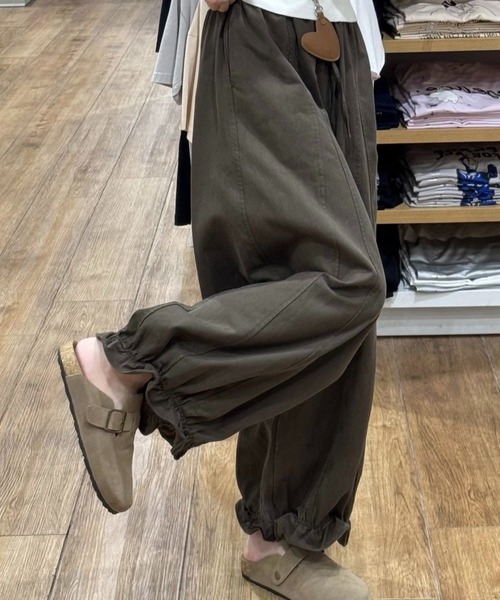 SHOUYO(ショウヨウ)の「裾フリルワイドパンツ/ダークグレー・ダークブラウン・ベージュ(その他パンツ・レディース・ダークグレー/ベージュ/ダークブラウン・M)」の11枚目の写真