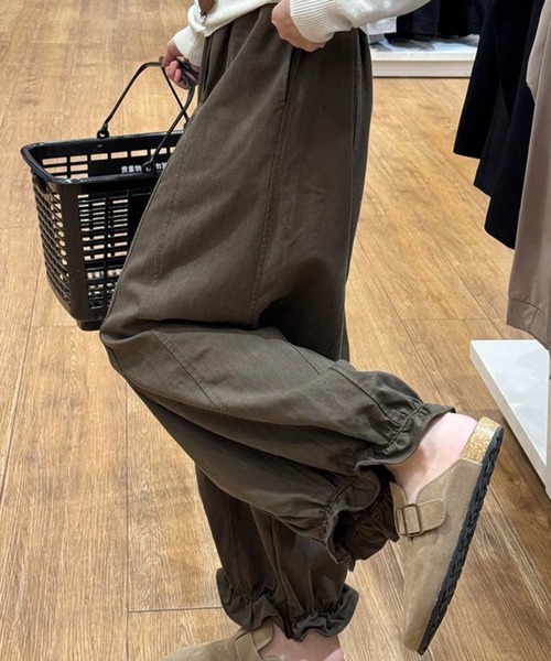 SHOUYO(ショウヨウ)の「裾フリルワイドパンツ/ダークグレー・ダークブラウン・ベージュ(その他パンツ・レディース・ダークグレー/ベージュ/ダークブラウン・M)」の12枚目の写真