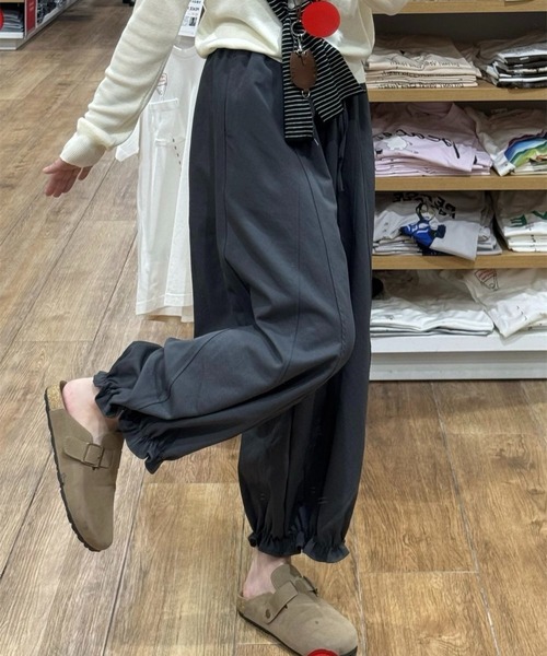 SHOUYO(ショウヨウ)の「裾フリルワイドパンツ/ダークグレー・ダークブラウン・ベージュ(その他パンツ・レディース・ダークグレー/ベージュ/ダークブラウン・M)」の13枚目の写真