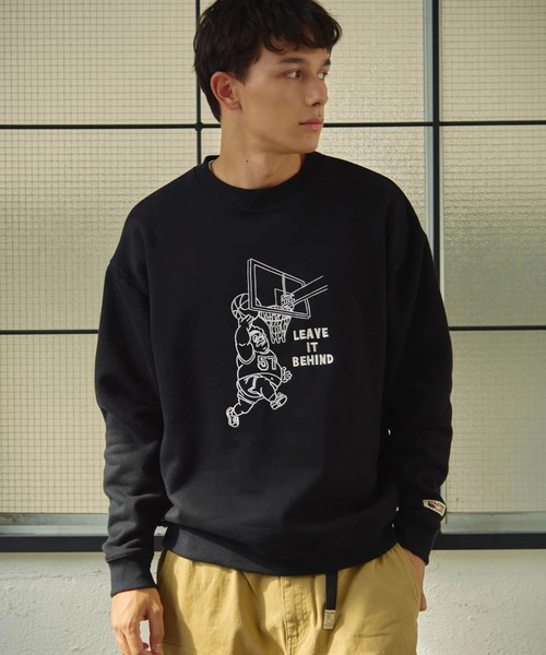 go slow caravan(ゴースローキャラバン)の「Duckster/ダックスター 名場面刺繍 クルースウェット(スウェット・メンズ・ブラック/グリーン/ライトグレー・MEDIUM/LARGE/X-LARGE)」の1枚目の写真