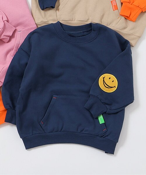 BREEZE(ブリーズ)の「【リンク/ジュニア対応】イロイロパッチトレーナー(スウェット・キッズ・オフホワイト/チャコール/ネイビー/オレンジ/ピンク/レインボー/ライム・80/90/100/110/120/130/140)」の4枚目の写真