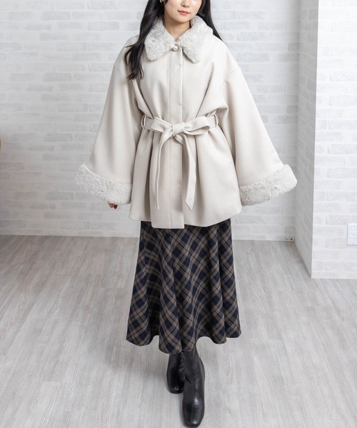 clear（クリア）の「ベルト付きミドルファーコート[大人 フェミニン 上品]≪AW新作≫（その他アウター・レディース・アイボリー/ブラック/グレイッシュベージュ・F）」の5枚目の写真